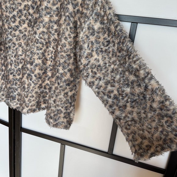 Zara Trafaluc Animal Print fuzzy sweater.
Womens Large - Picture 8 of 13